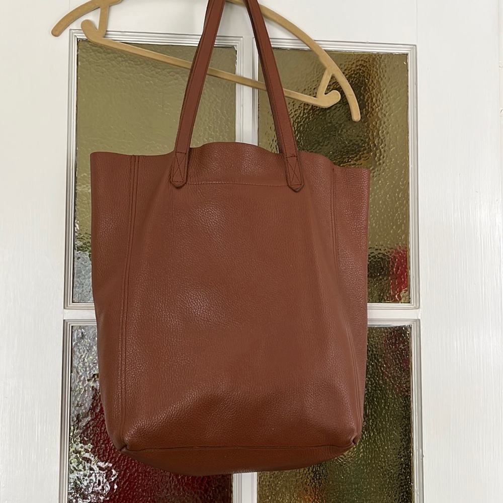 Cuyana caramel tote in very good condition